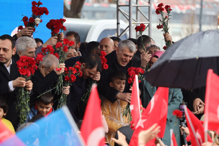 Kadem Ekşi ve Murat Kurum Maltepe meydanında coşkuyla karşılandı