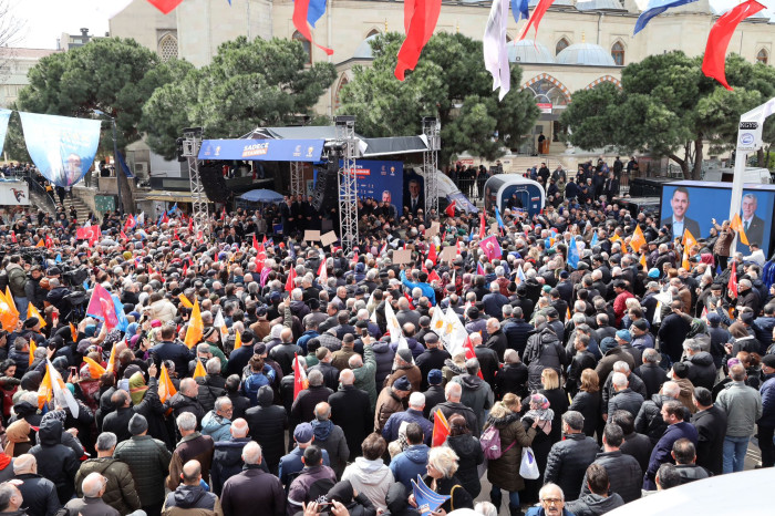 Kadem Ekşi ve Murat Kurum Maltepe meydanında coşkuyla karşılandı