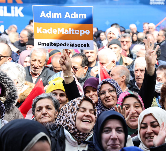 Kadem Ekşi ve Murat Kurum Maltepe meydanında coşkuyla karşılandı
