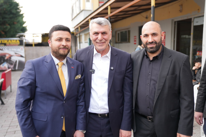 Başkan adayı Kadem Ekşi sahaya indi, çocuklarla top oynadı