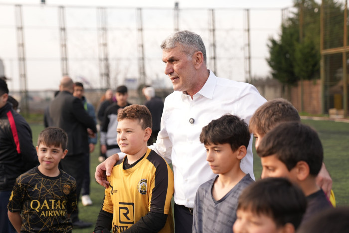Başkan adayı Kadem Ekşi sahaya indi, çocuklarla top oynadı