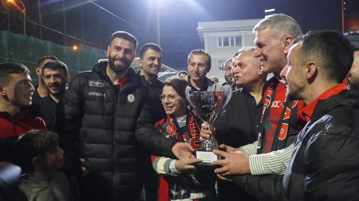 Esin Köymen Gülsuyuspor’un şampiyonluk kupasını kaldırdı