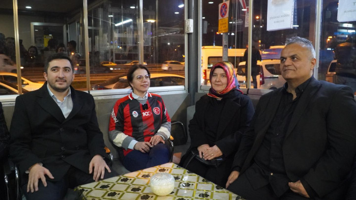 Esin Köymen Gülsuyuspor’un şampiyonluk kupasını kaldırdı