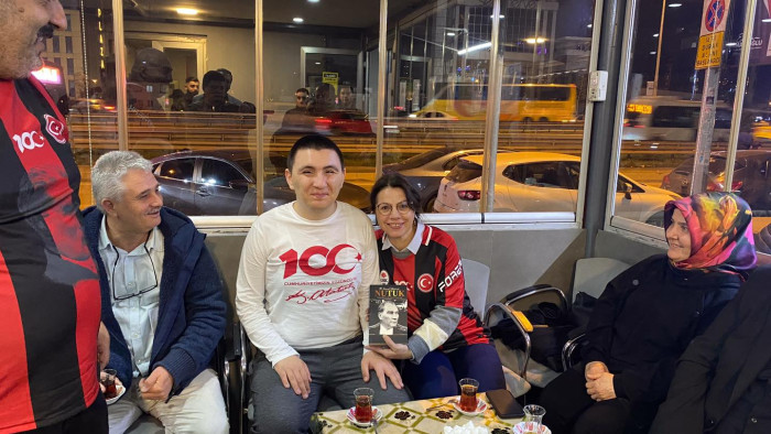 Esin Köymen Gülsuyuspor’un şampiyonluk kupasını kaldırdı