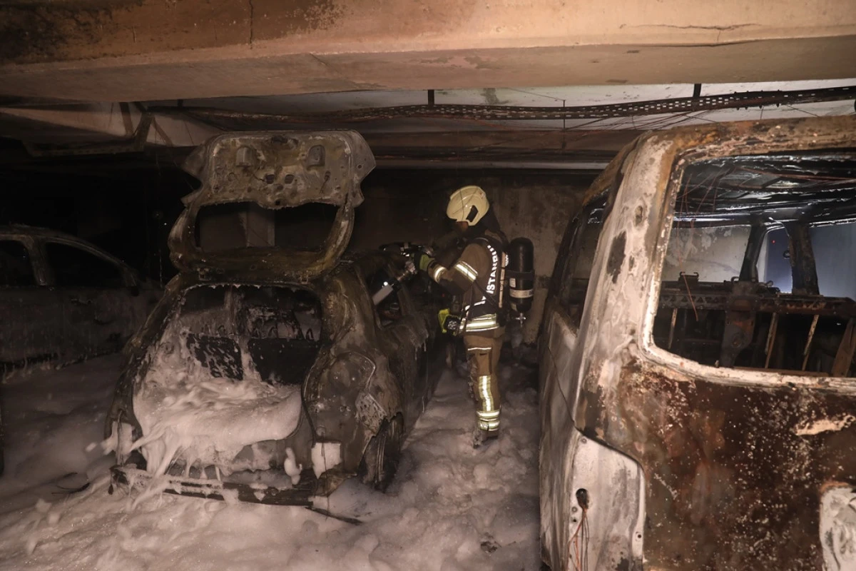 Maltepe&rsquo;de Gece Yarısı Yangın Paniği Oto Tamirhanesi Alevlere Teslim Oldu!