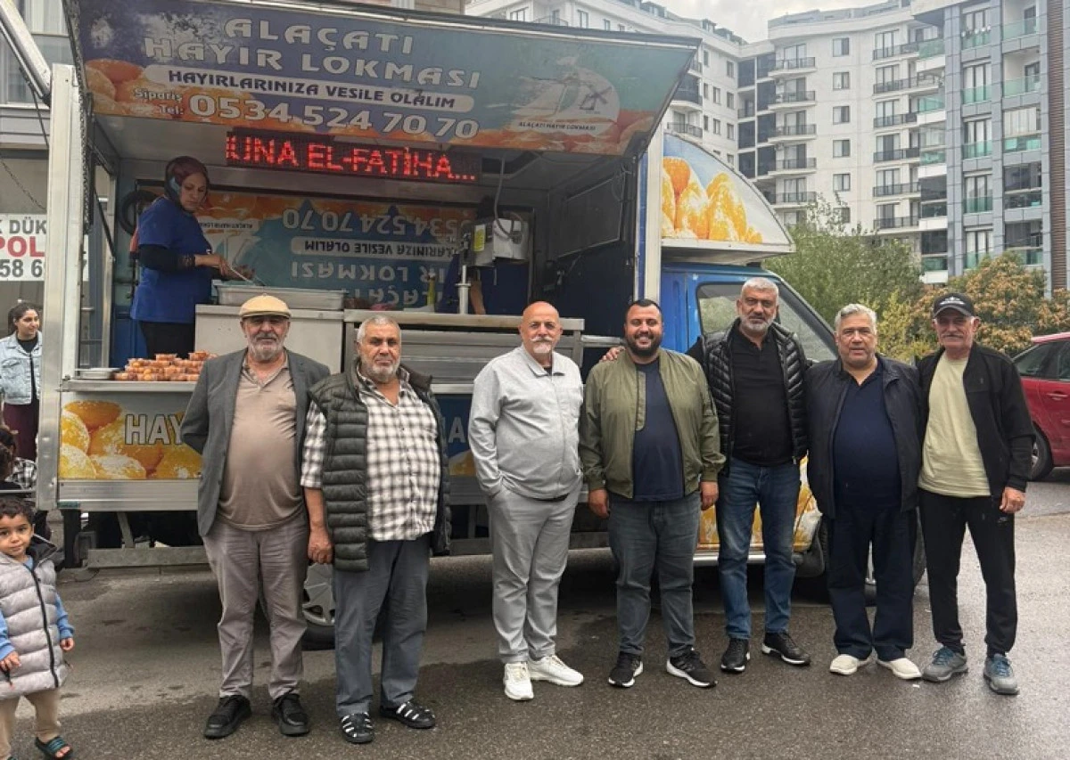 Öncel ailesi anneleri için lokma dağıttı