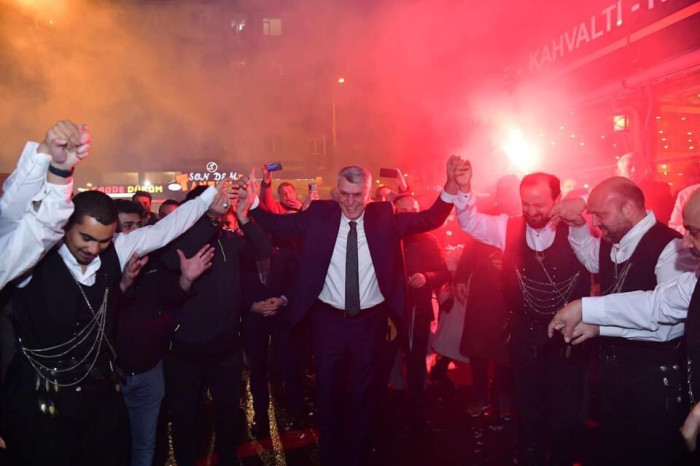 RİZELİLER EVLADINI BAĞRINA BASTI
